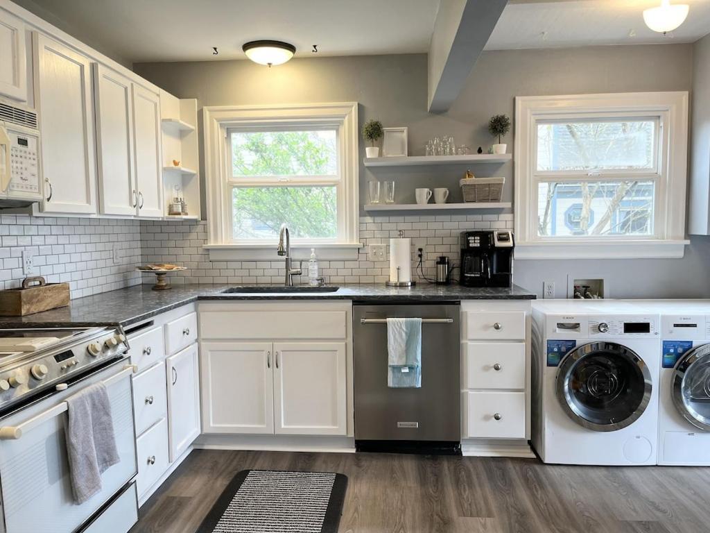 Modern 2 Bedroom Farmhouse Cottage With Hot Tub In スノホミッシュ エクステリア 写真