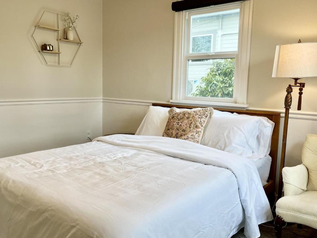 Modern 2 Bedroom Farmhouse Cottage With Hot Tub In スノホミッシュ エクステリア 写真