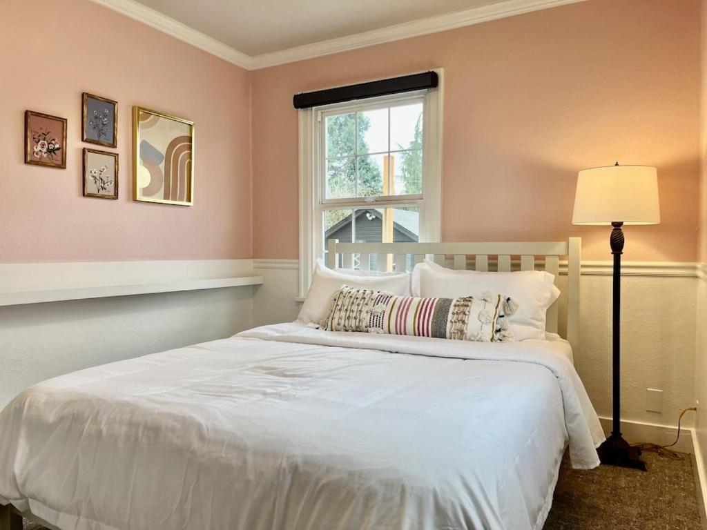 Modern 2 Bedroom Farmhouse Cottage With Hot Tub In スノホミッシュ エクステリア 写真