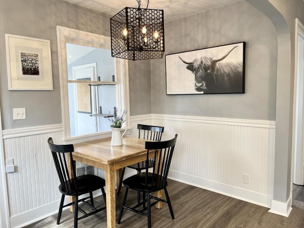 Modern 2 Bedroom Farmhouse Cottage With Hot Tub In スノホミッシュ エクステリア 写真