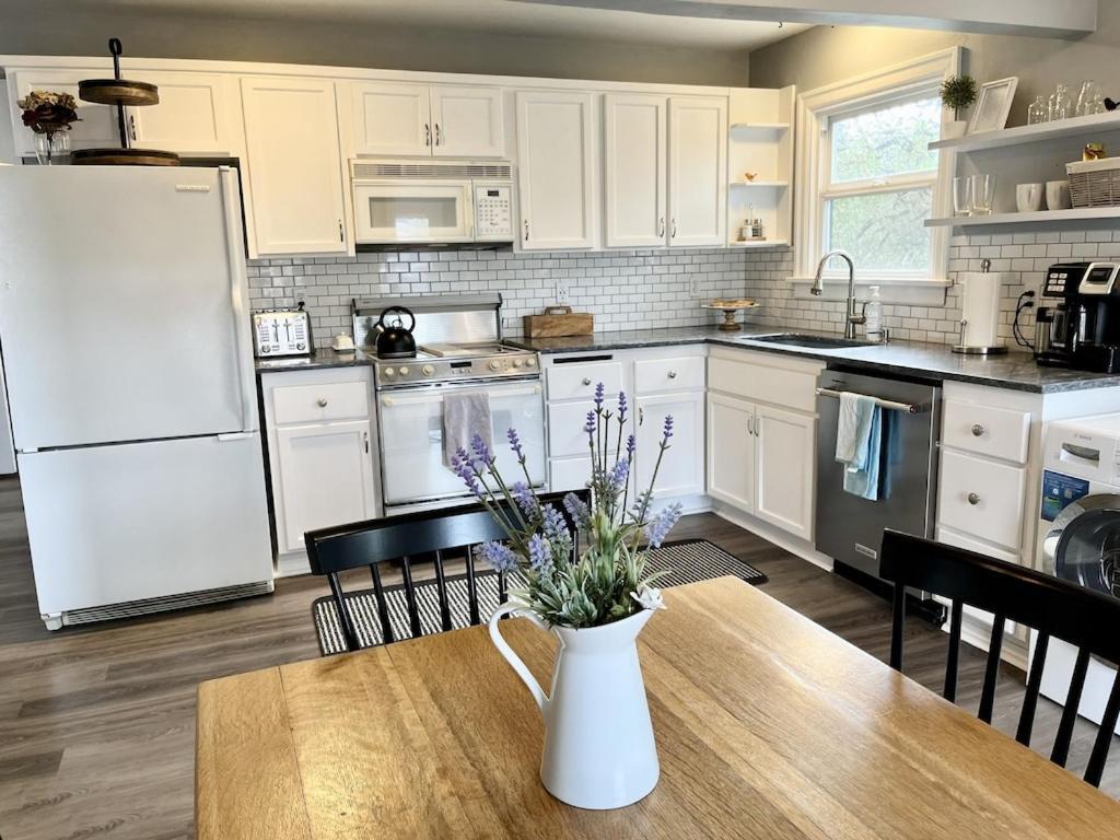 Modern 2 Bedroom Farmhouse Cottage With Hot Tub In スノホミッシュ エクステリア 写真