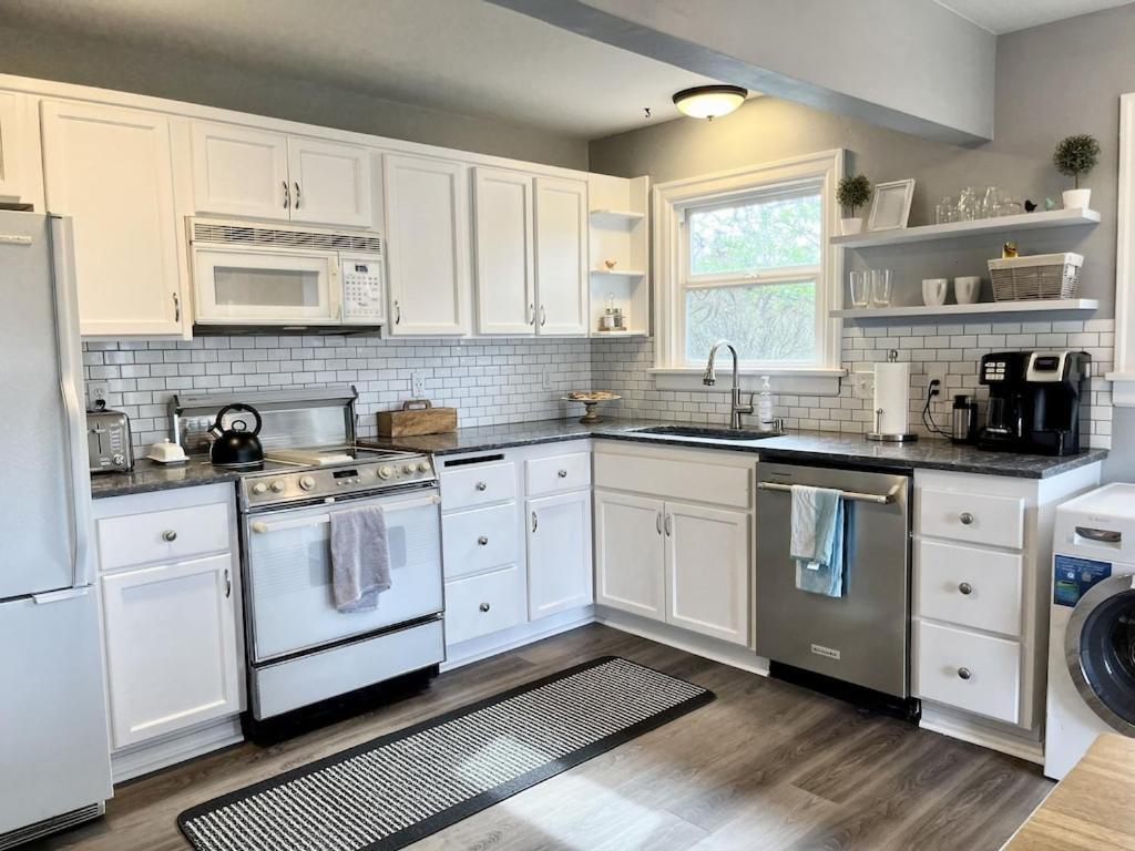 Modern 2 Bedroom Farmhouse Cottage With Hot Tub In スノホミッシュ エクステリア 写真