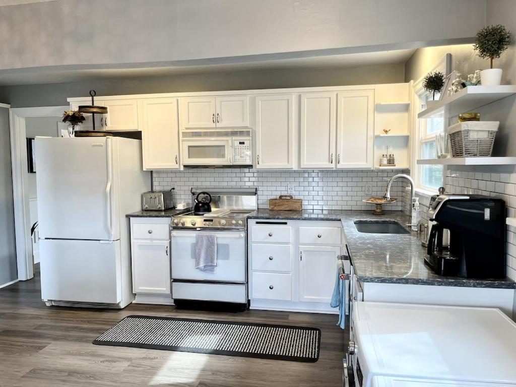 Modern 2 Bedroom Farmhouse Cottage With Hot Tub In スノホミッシュ エクステリア 写真