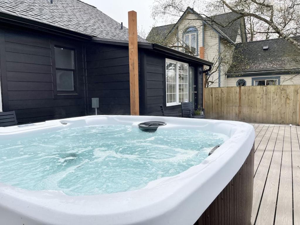 Modern 2 Bedroom Farmhouse Cottage With Hot Tub In スノホミッシュ エクステリア 写真