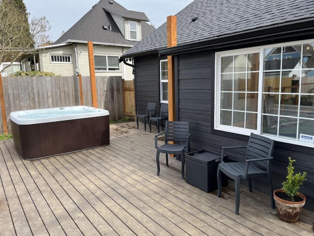 Modern 2 Bedroom Farmhouse Cottage With Hot Tub In スノホミッシュ エクステリア 写真
