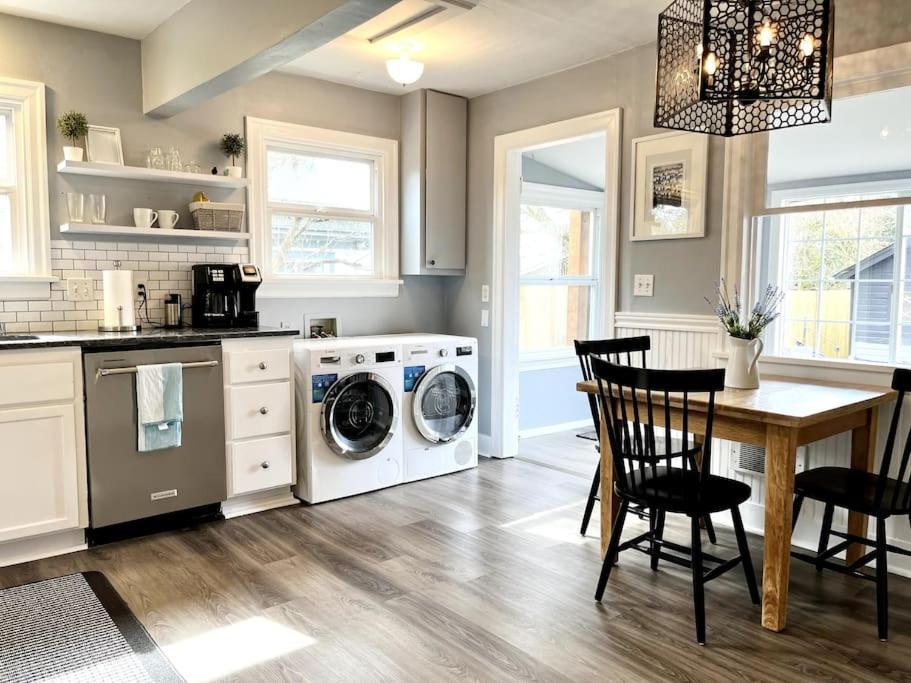 Modern 2 Bedroom Farmhouse Cottage With Hot Tub In スノホミッシュ エクステリア 写真