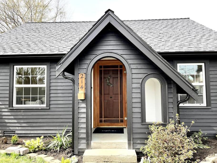 Modern 2 Bedroom Farmhouse Cottage With Hot Tub In スノホミッシュ エクステリア 写真